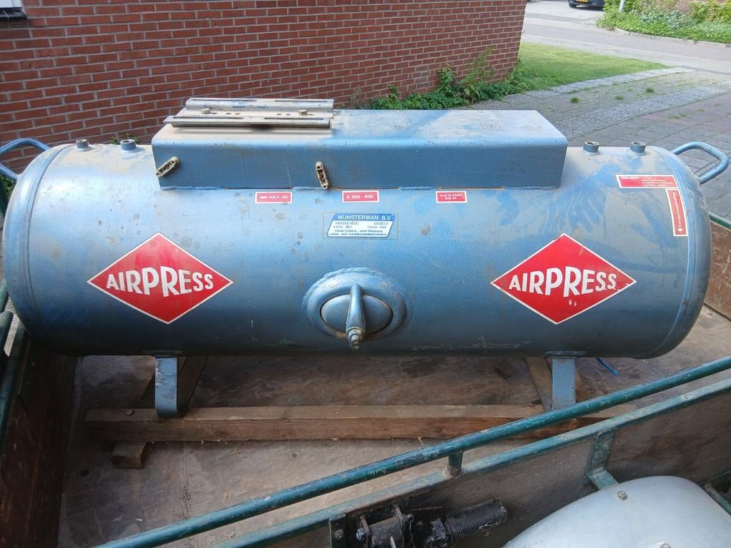 Luchttank van airpress 300 ltr, 100 liter of meer, Ophalen, Zo goed als nieuw, 6 tot 10 bar