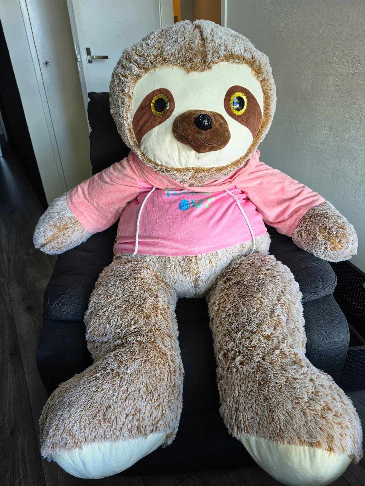 Grote luiaard knuffel met roze hoodie, Kinderen en Baby's, Overige merken, Overige karakters, Overige typen, Ophalen of Verzenden
