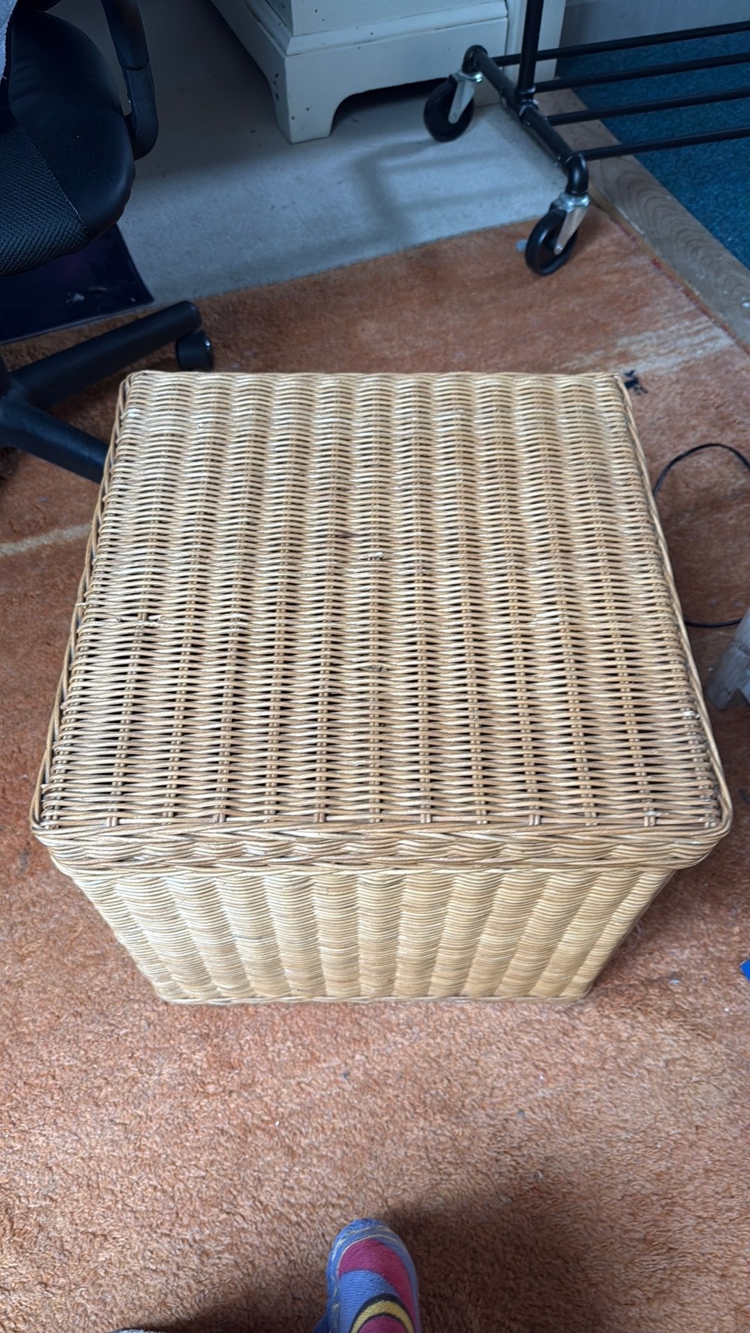 Rotan opberg mand, Huis en Inrichting, Woonaccessoires | Schalen en Manden, Ophalen of Verzenden, Zo goed als nieuw, Rond, Riet