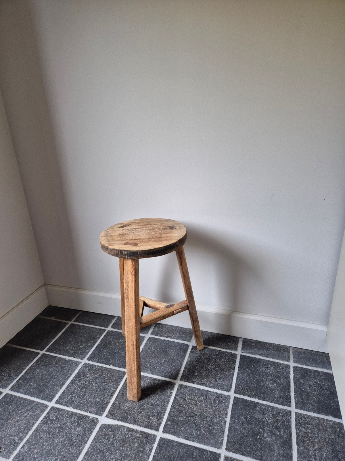 sober landelijk krukje bijzettafeltje rond, Ophalen, Zo goed als nieuw, Hout