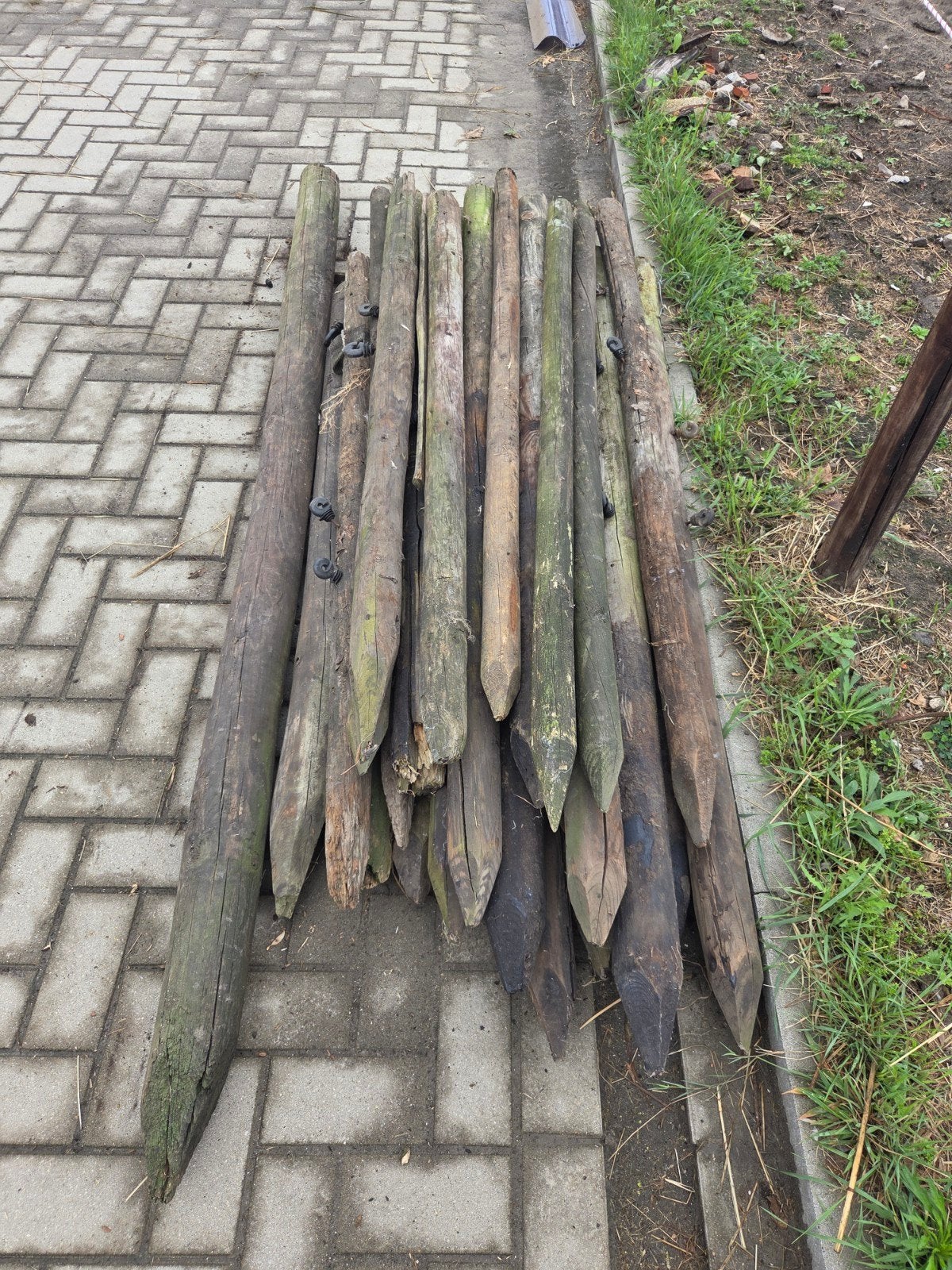 gratis Gebruikte houten palen voor diverse doeleinden, Tuin en Terras, Palen, Balken en Planken, Ophalen, Gebruikt, 180 tot 250 cm