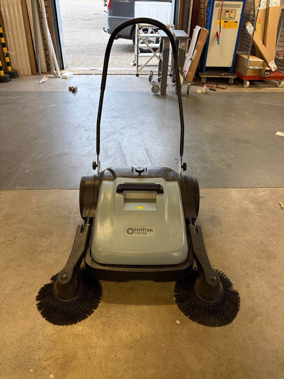 Nilfisk SW250 920 Handveegmachine - Zo goed als nieuw, Doe-het-zelf en Verbouw, Reinigingsmachines, Ophalen, Zo goed als nieuw