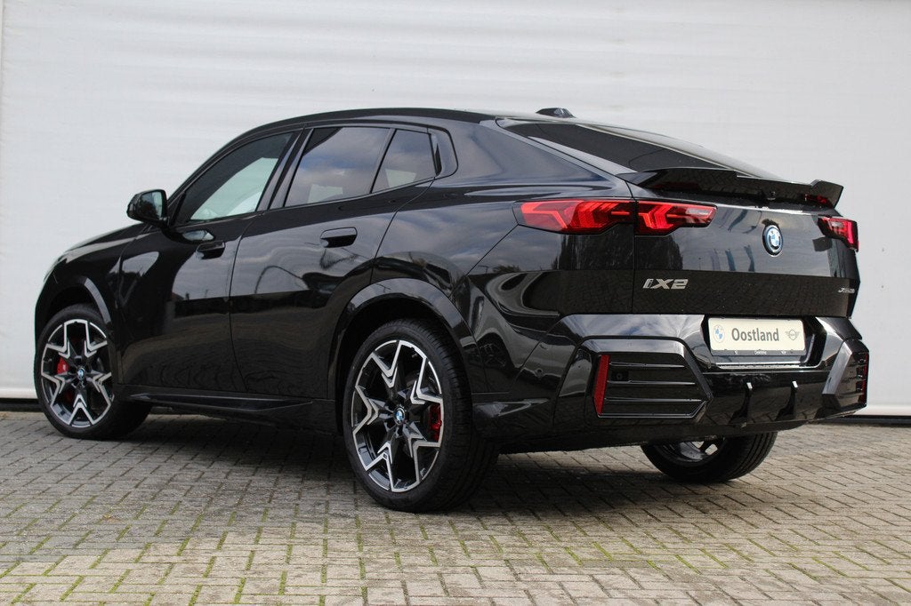 BMW iX2 xDrive30 M Sport / Panoramadak / Trekhaak / Sportsto, Auto's, BMW, Automaat, IX2, Zwart, Zwart