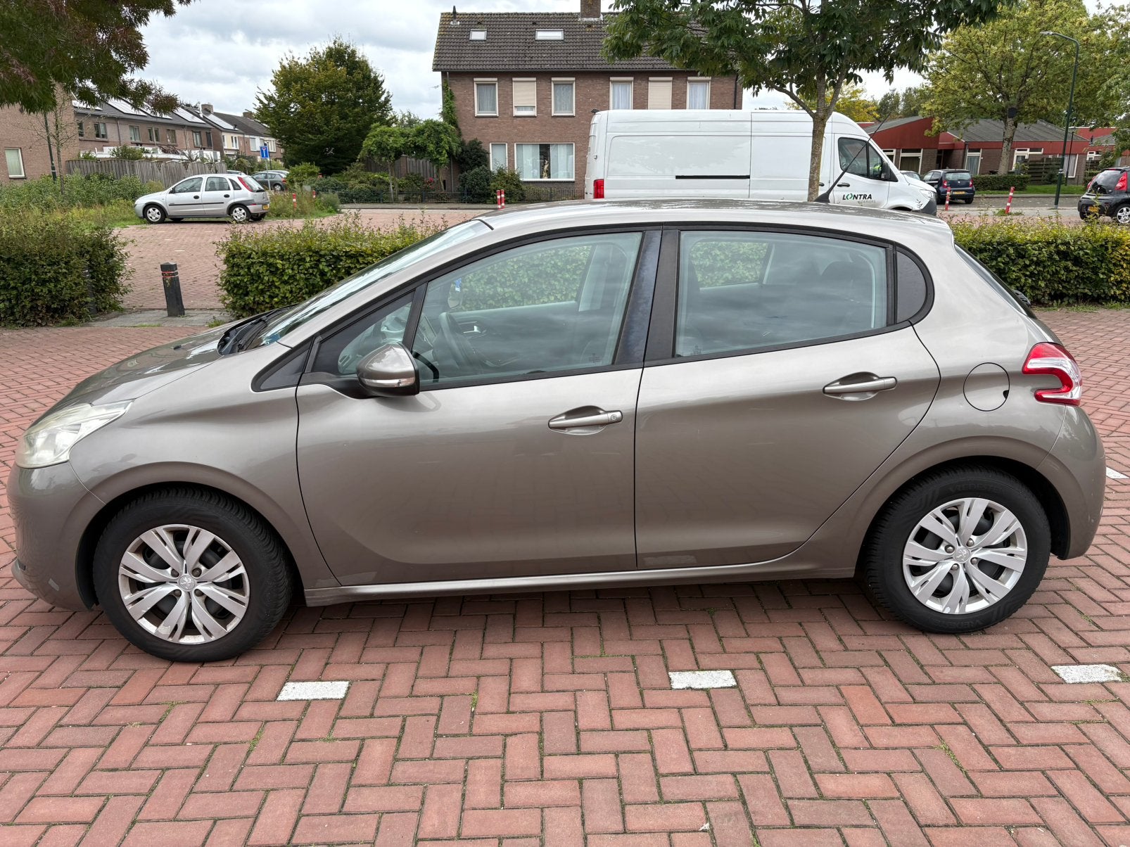 Peugeot 208 1.2 VTI 60KW/82PK 5-D 2012 Grijs, Voorwielaandrijving, 31 €/maand, 1199 cc, Handgeschakeld