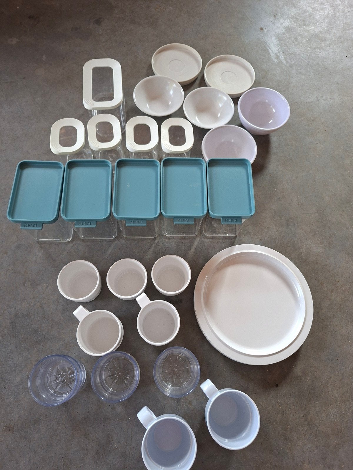 Mepal servies set - borden, kommen, bekers en voorraaddozen, Caravans en Kamperen, Ophalen of Verzenden, Zo goed als nieuw