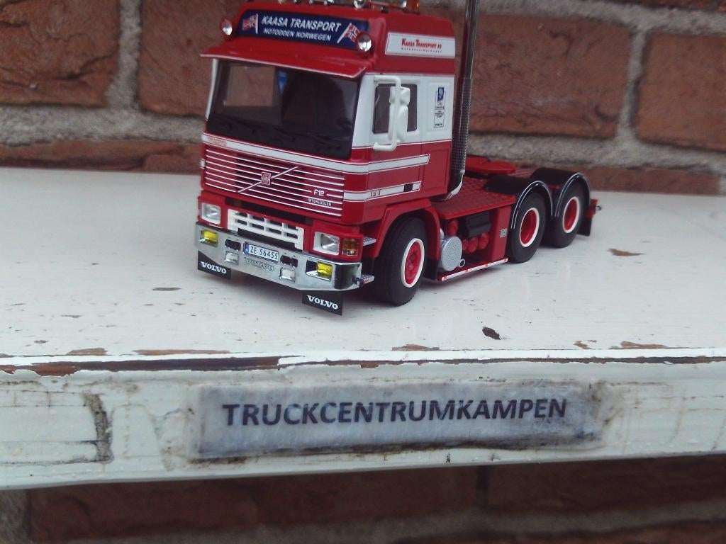 WSI  Volvo  F12  Globetrotter  6 x 2  van  Kaasa., Hobby en Vrije tijd, Modelauto's | 1:50, Ophalen of Verzenden, Nieuw, Bus of Vrachtwagen