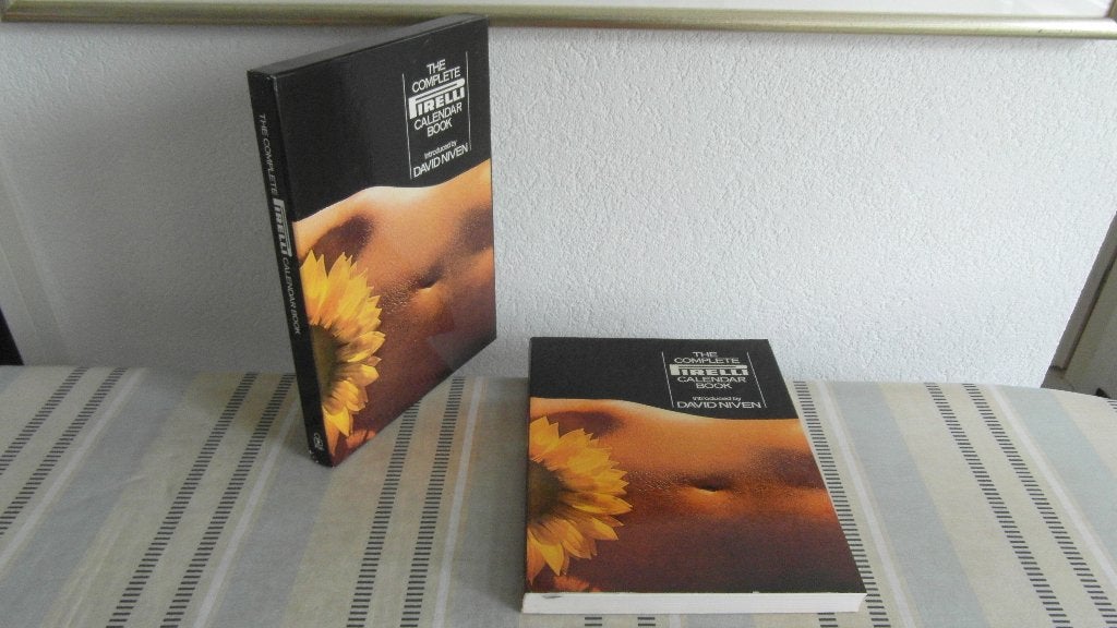 Het complete PIRELLI kalender boek, in cassette, Ophalen of Verzenden, Zo goed als nieuw, Fotografen