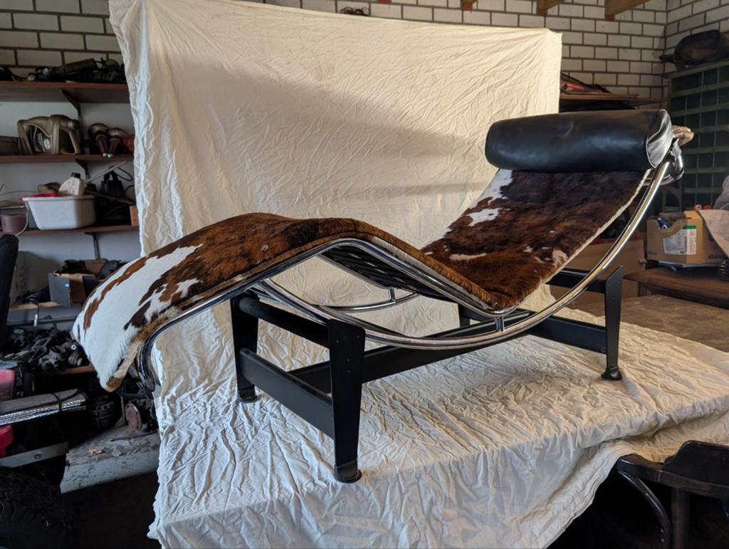 Nette replica Le Corbusier LC4 chaise longue koeienhuid, Huis en Inrichting, Banken | Sofa's en Chaises Longues, Ophalen, Eenpersoons