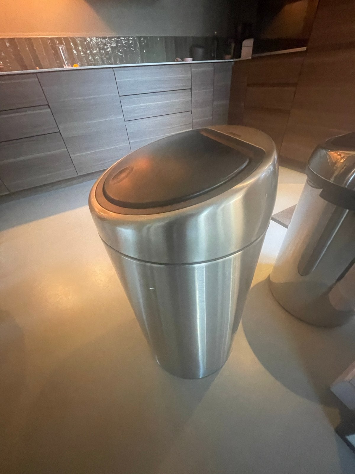 Brabantia prullenbak RVS met 2 afvalbakken, Huis en Inrichting, 30 tot 40 liter, Ophalen, Gebruikt, Rvs