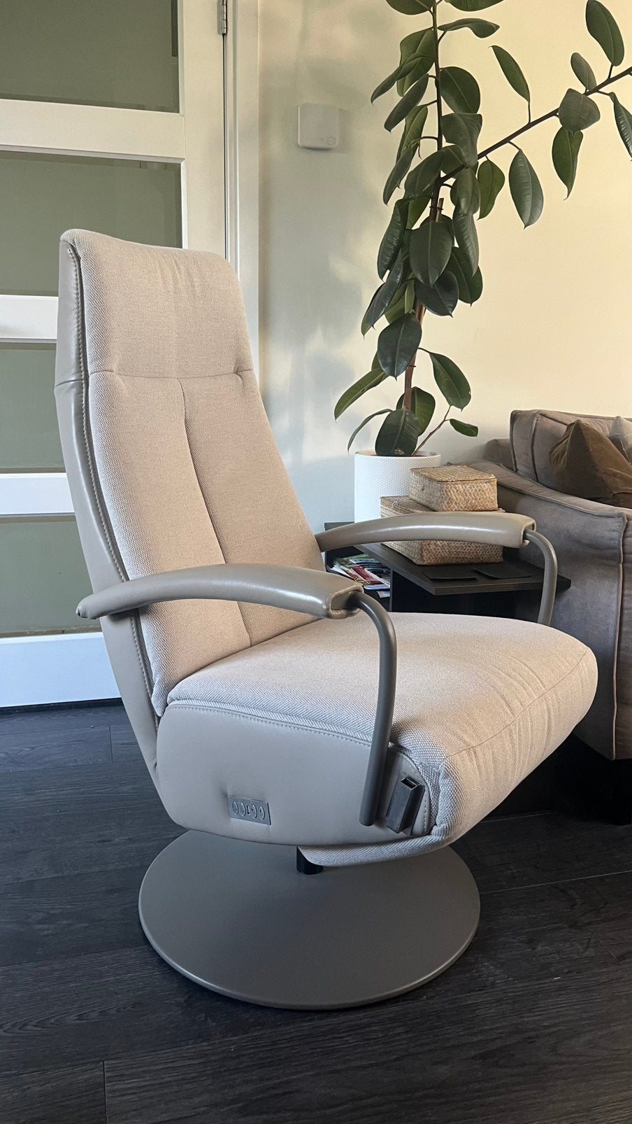 Prominent Relaxfauteuil C-100 Op Accu Taupe Grijs L XL, Huis en Inrichting, Ophalen, Minder dan 75 cm, Leer, Zo goed als nieuw