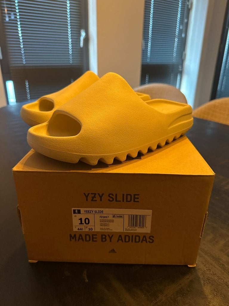 Adidas Yeezy Slide Bone 44,5 EU Nieuw!, Slippers, Overige kleuren, Nieuw, Ophalen of Verzenden