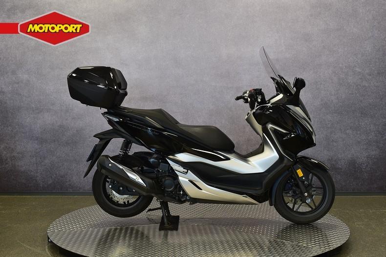 Honda FORZA 300 (bj 2019), Scooter, Honda Motor Europe, Bedrijf, Crystal Bldng B-Unit B11.2 Rivium Blv200
2909 LK  Capelle aan den IJsel, NL
