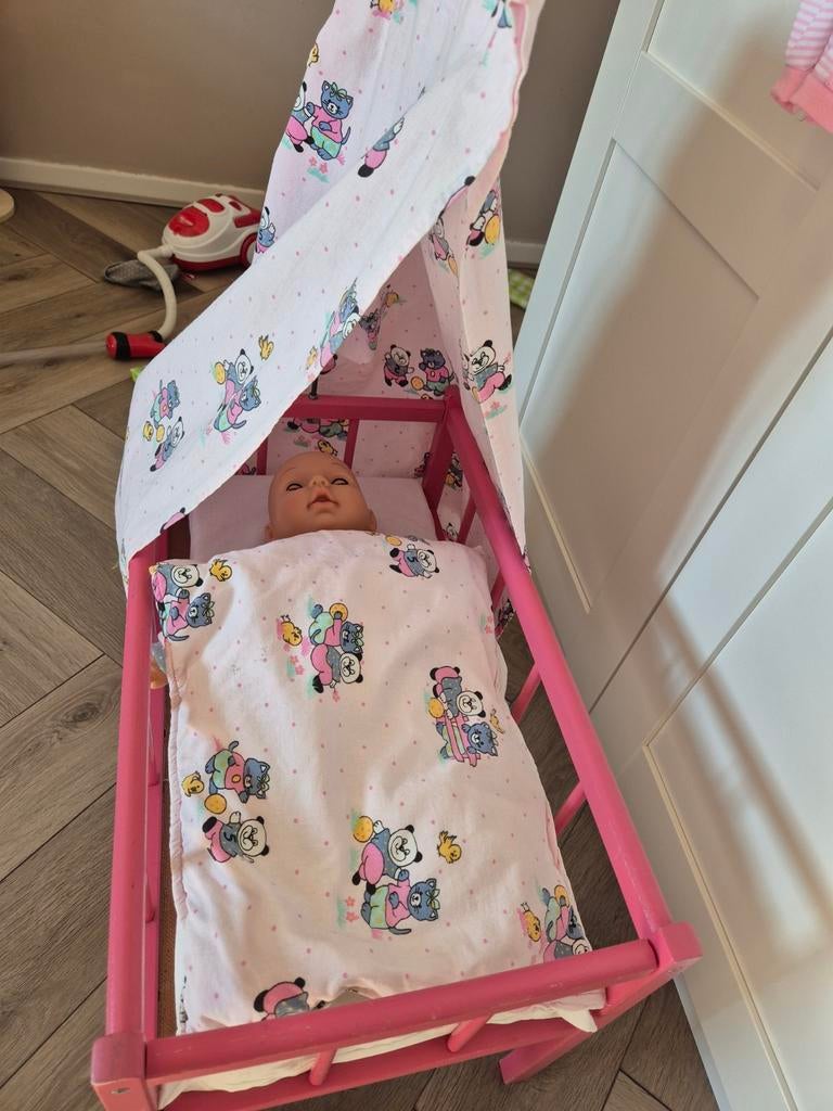 Babypop met geluid, ledikantje en accessoires, Ophalen, Zo goed als nieuw, Babypop