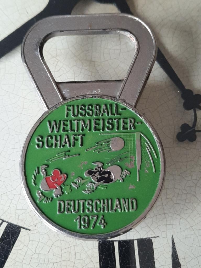 Flesopener fussbal welt meister 1974, Verzamelen, Biermerken, Ophalen of Verzenden, Flesopener, Overige merken