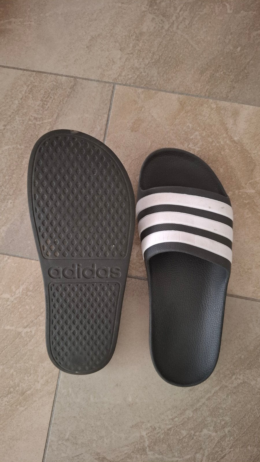 Adidas slippers - Zwart/Wit - Maat 36/37, Ophalen, Gebruikt, Jongen of Meisje