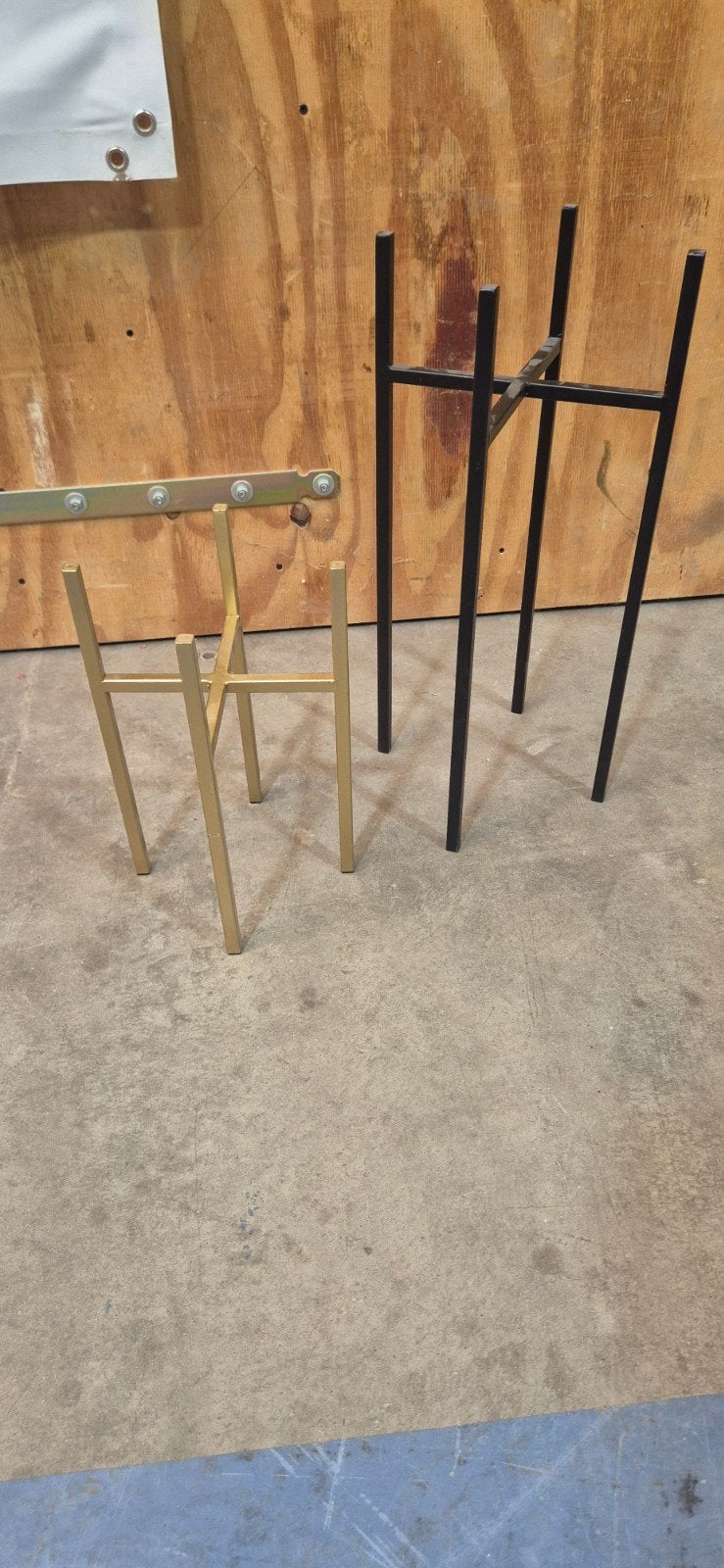 Twee metalen rekjes voor bloempotten (goud en zwart), Tuin en Terras, Bloembakken en Plantenbakken, Ophalen, Gebruikt, Minder dan 60 cm