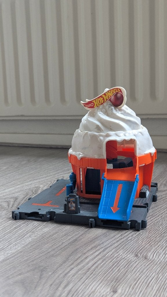 Hot Wheels City Downtown Ice Cream Swirl Ijssalon, Ophalen, Racebaan, Zo goed als nieuw, Hot Wheels
