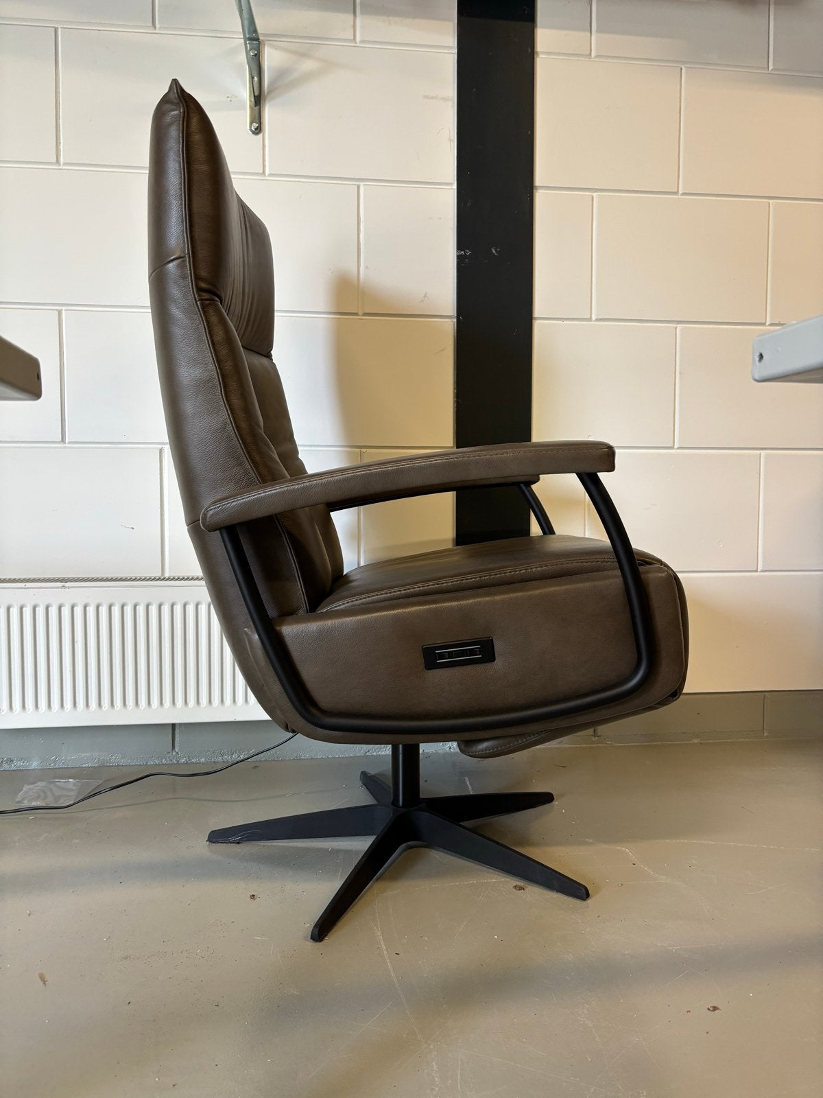 Luxe relaxfauteuil - Bruin leer, elektrisch verstelbaar, Ophalen, Zo goed als nieuw, 50 tot 75 cm, Leer