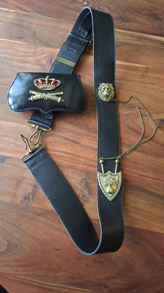Prachtige Officieren Giberne Artillerie.
Top staat. Nieuw st, Verzamelen, Ophalen of Verzenden, Landmacht, Nederland, Embleem of Badge