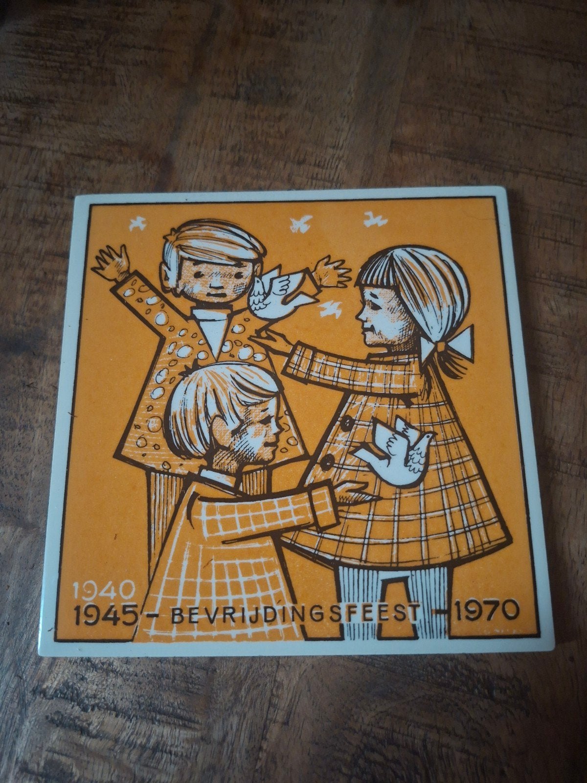 Vintage Bevrijdingsfeest tegel 1945-1970 De Pottenbakker, Antiek en Kunst, Ophalen of Verzenden