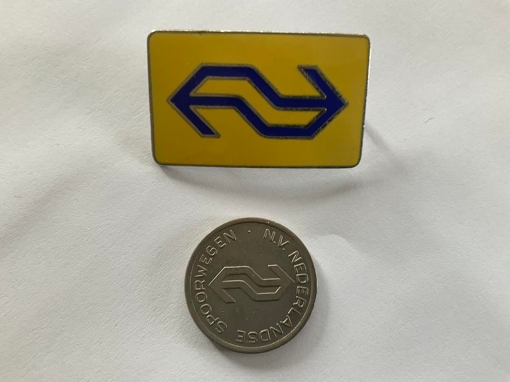 EMAILLE LOGO EN OUD FIETSENSTALLING MUNT VAN DE NS., Verzamelen, Ophalen of Verzenden, Nieuw, Trein, Overige typen
