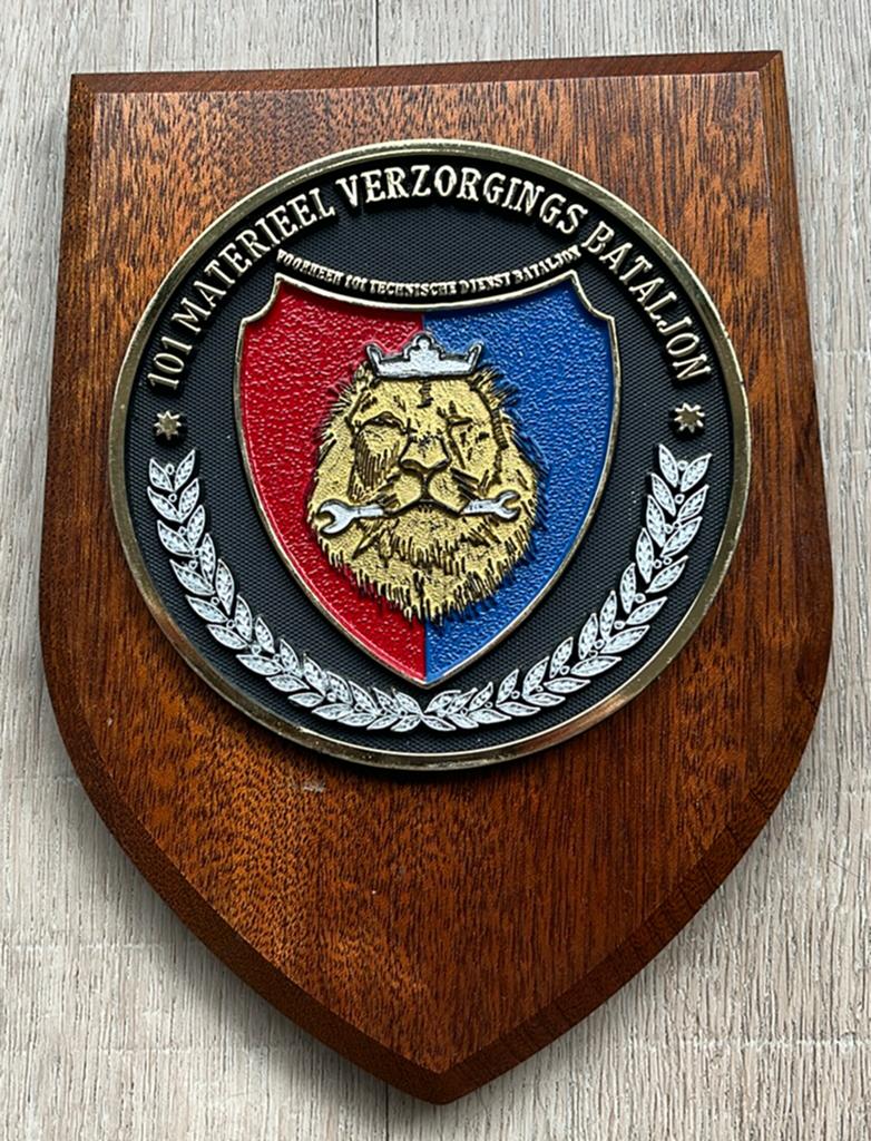 KL schildje 101 materieel verzorgings bataljon., Verzamelen, Militaria | Algemeen, Verzenden, Landmacht, Nederland, Embleem of Badge