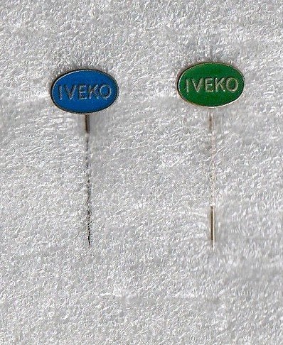 2 volmetaal spelden Iveko, organisatie van melkhandelaren, Ophalen of Verzenden, Gebruikt, Overige onderwerpen, Speldje of Pin