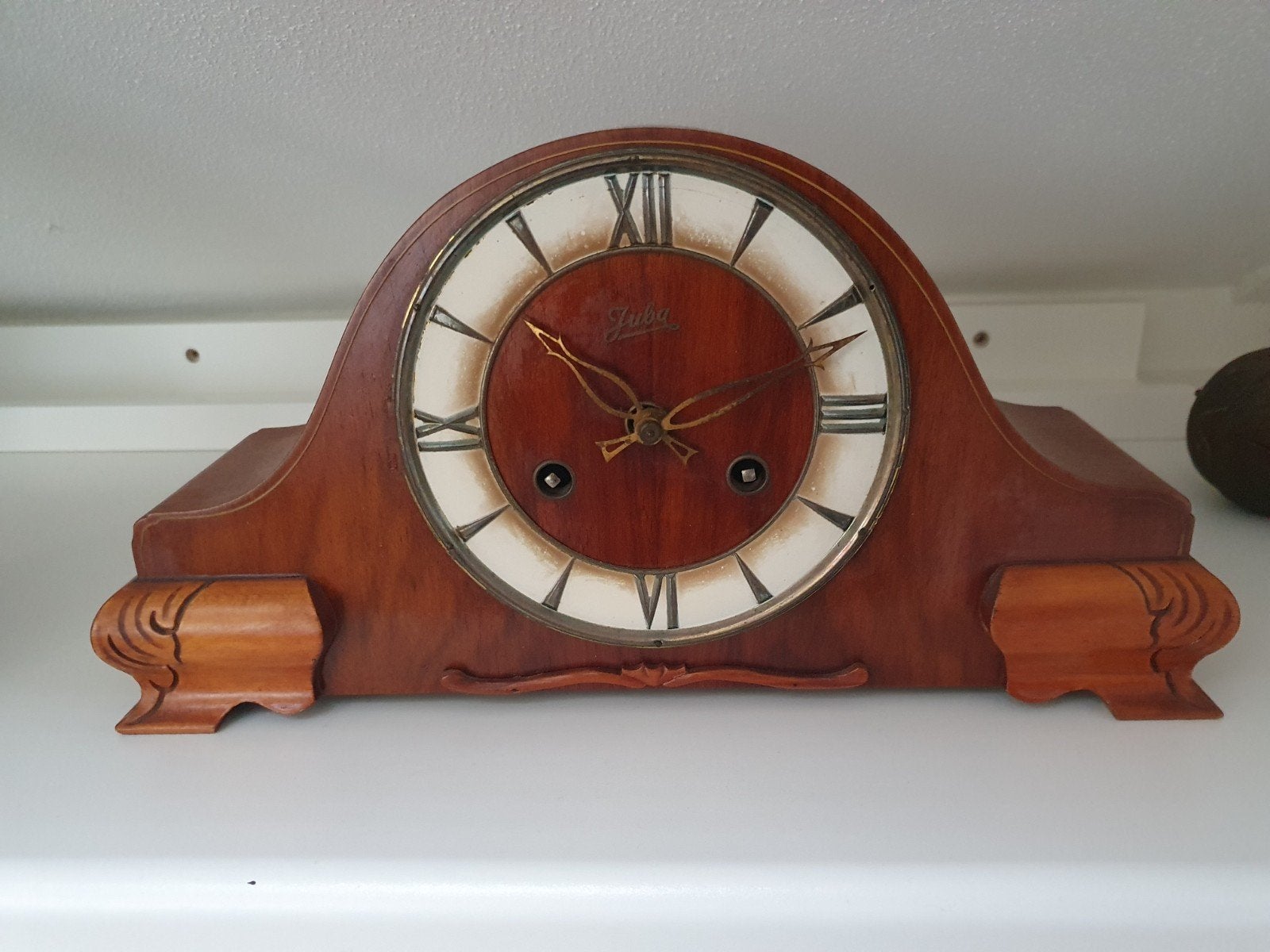 Houten schoorsteenklok met Romeinse cijfers, Ophalen