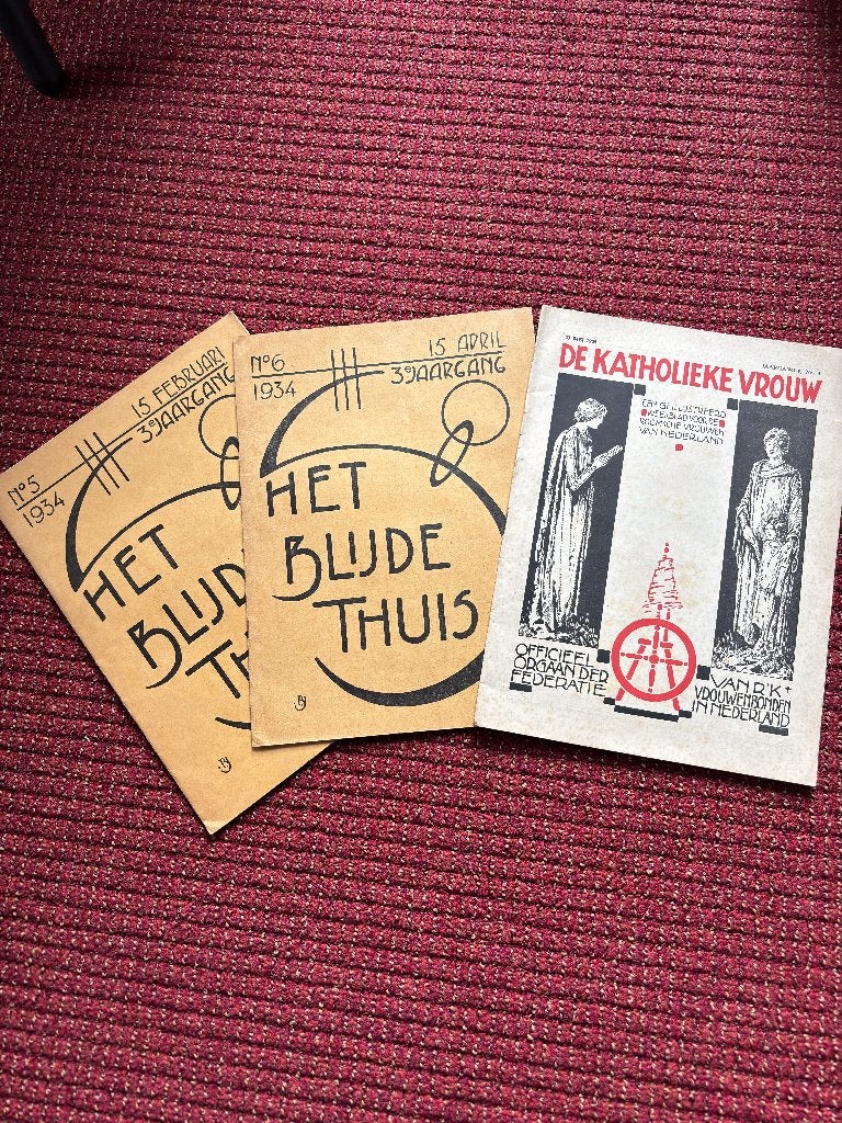 Bladen Het Blijde Thuis 1934 (2) & De Katholieke Vrouw 1928), Ophalen of Verzenden, Gebruikt