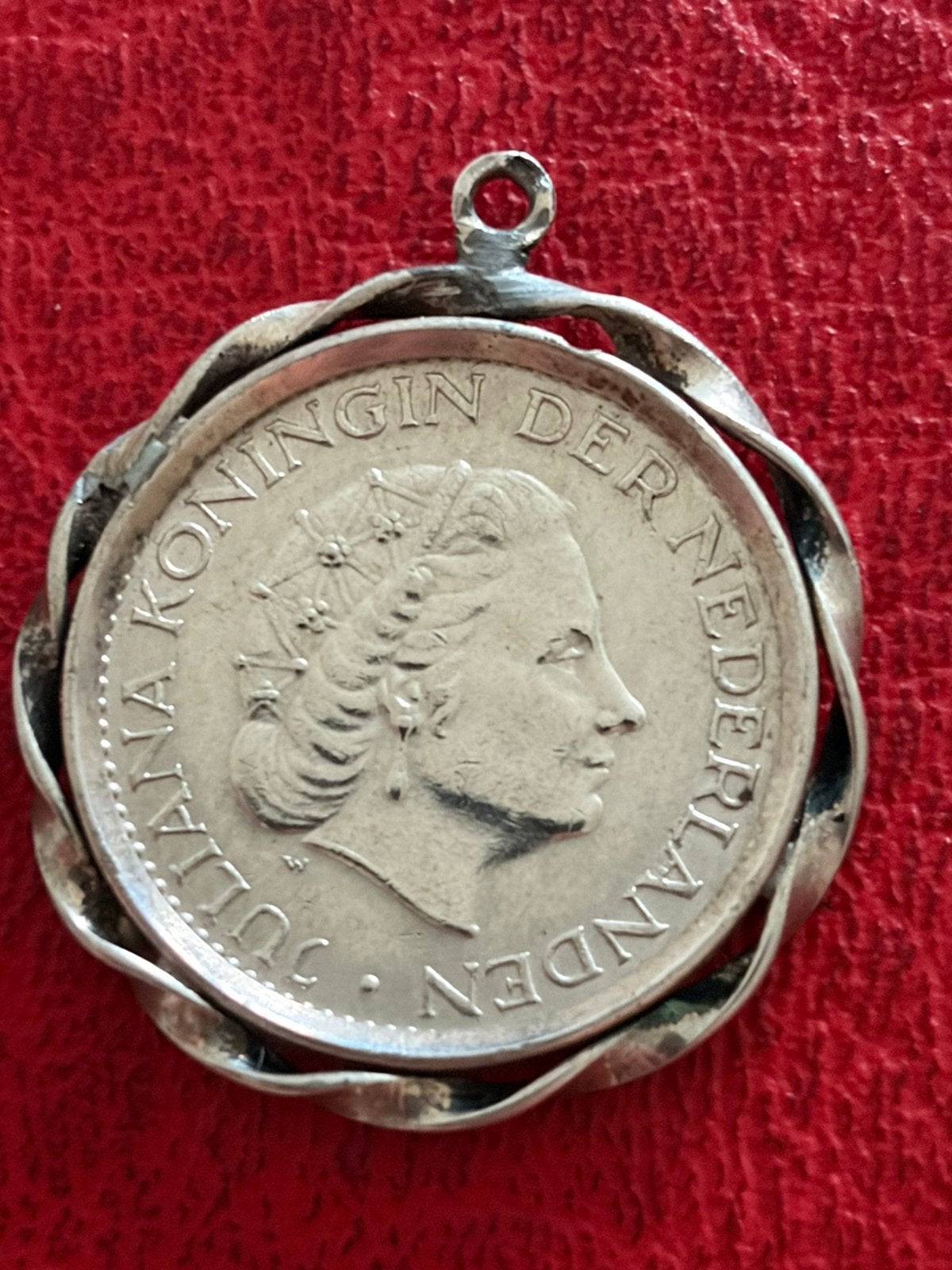 9 gram zilveren hanger met een zilveren juliana 1 gulden, Ophalen of Verzenden, Koningin Juliana, 1 gulden