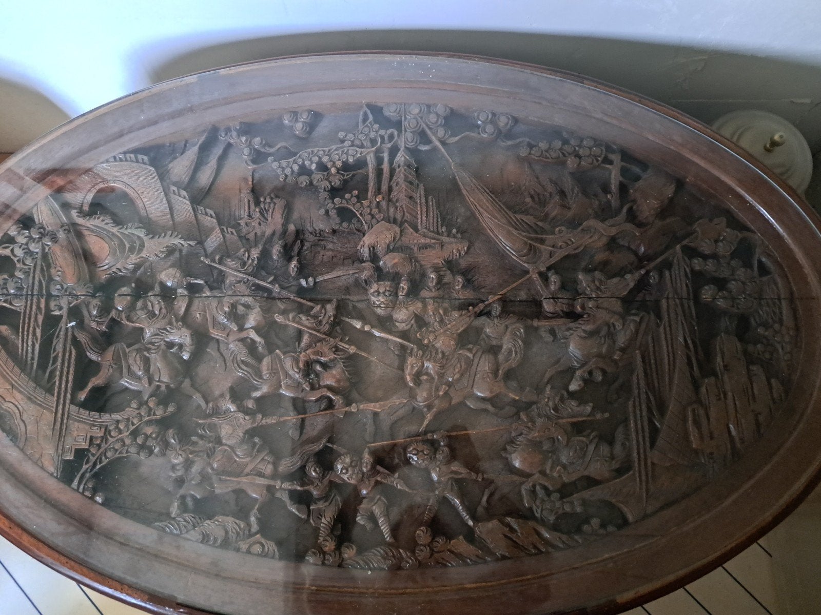 Antieke Chinese Salontafel met Gedetailleerd Snijwerk, Ophalen