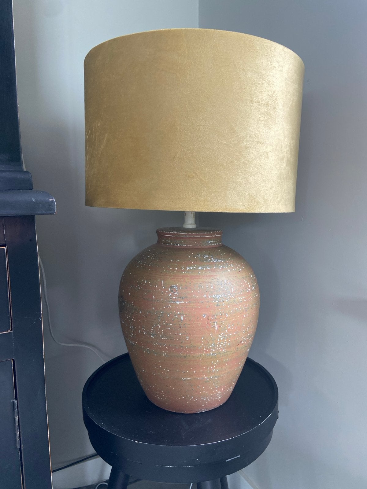 Vintage Tafellamp met Gouden Kap, Huis en Inrichting, Lampen | Tafellampen, Ophalen, Gebruikt, Keramiek, Met kap