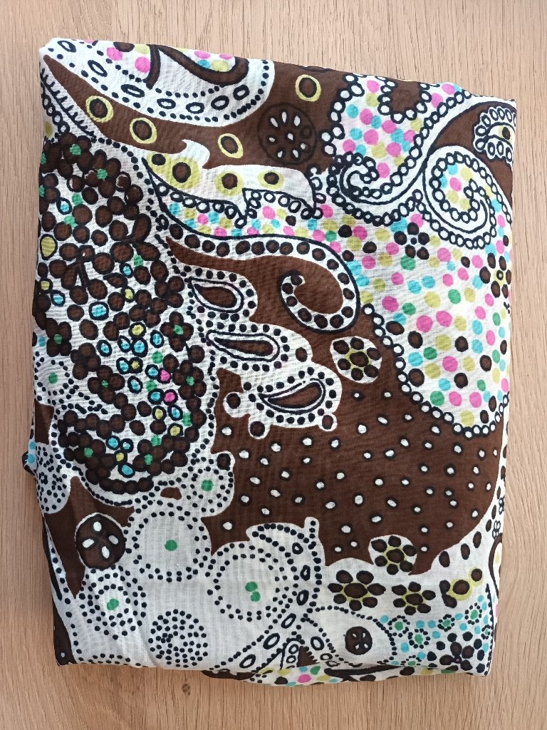 Lap stof ong 145 x 110 cm bruin wit zwart druk patroon, Hobby en Vrije tijd, Ophalen of Verzenden, Zo goed als nieuw, 30 tot 200 cm