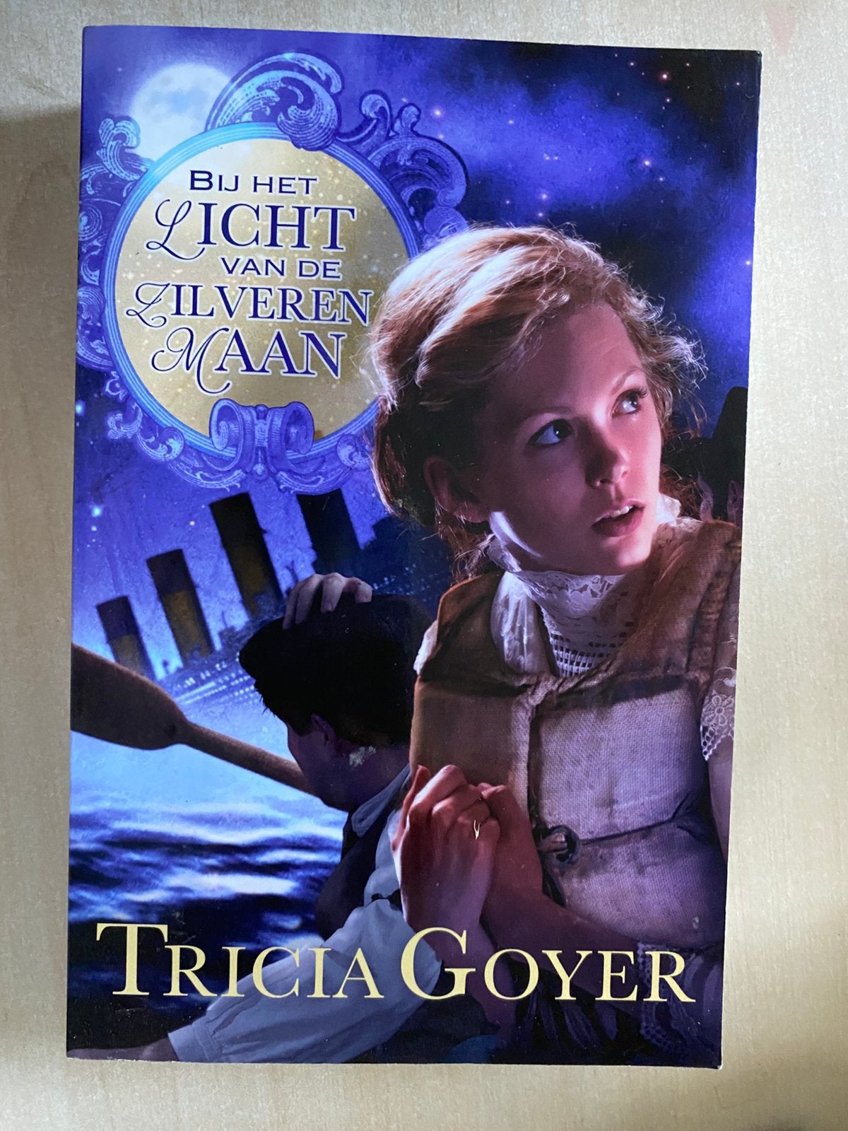 Bij het licht van de zilveren maan (Tricia Goyer), Boeken, Ophalen of Verzenden, Zo goed als nieuw