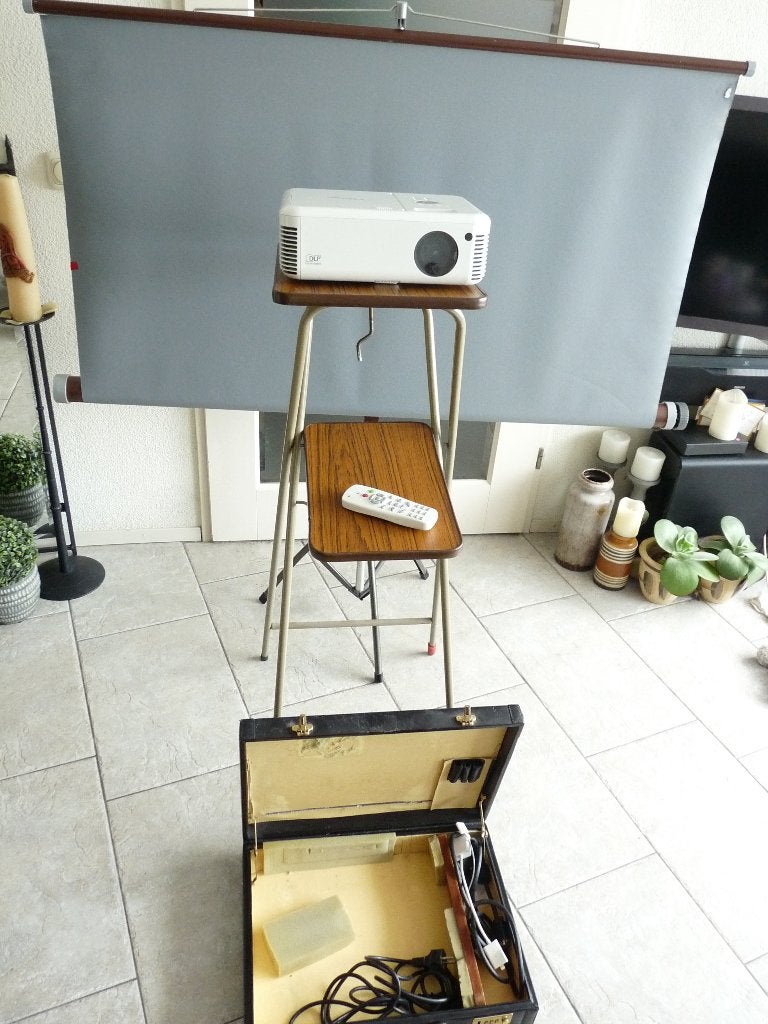 Optoma Beamer compleet met scherm en projecttafel 398 br.uur, Audio, Tv en Foto, Beamers, Ophalen, Zo goed als nieuw