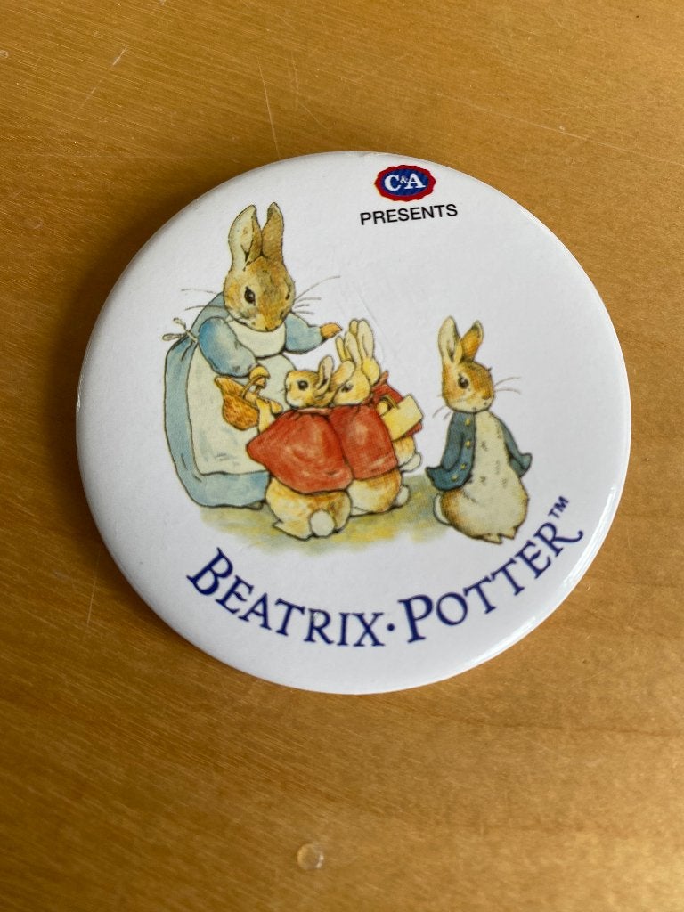 Vintage Beatrix Potter button c&a zgan Peter Rabbit Flopsy M, Ophalen of Verzenden, Zo goed als nieuw, Figuurtje, Button