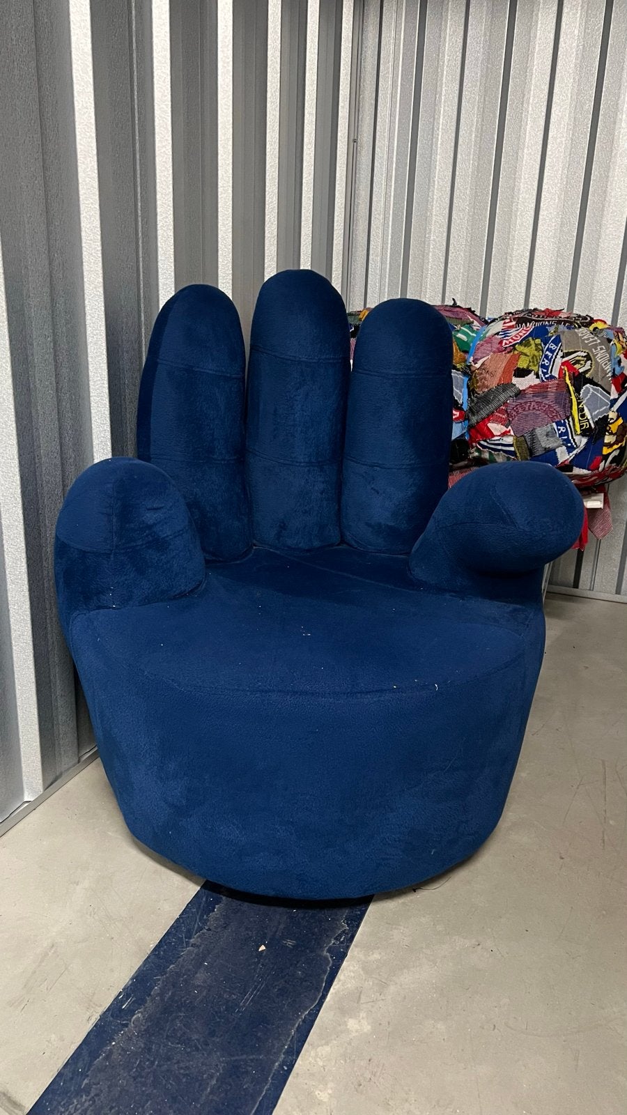Unieke handvormige fauteuil - Blauw fluweel, Ophalen, Gebruikt, Stof, 75 tot 100 cm