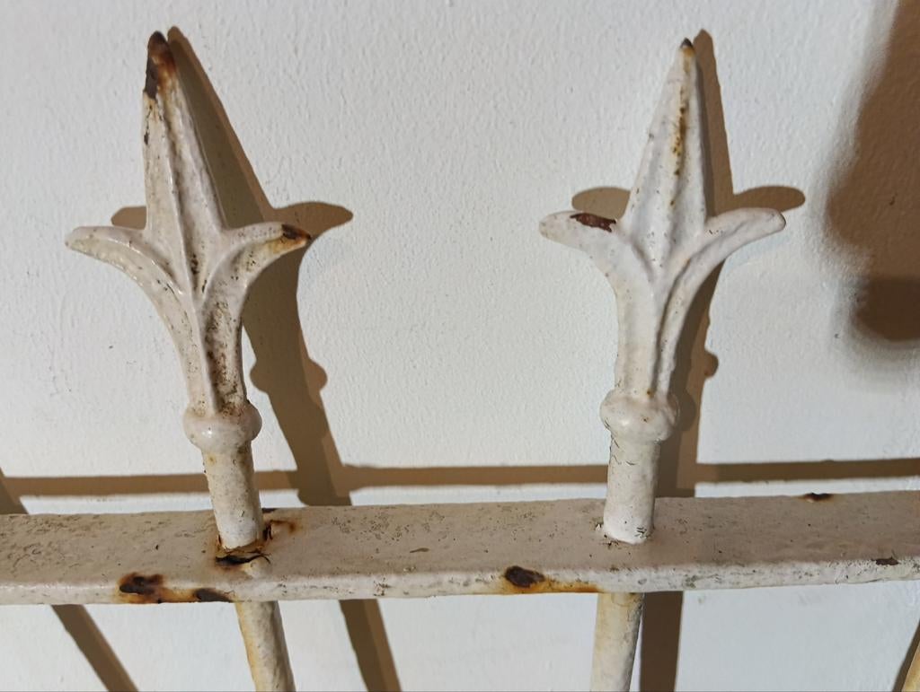 Antiek smeedijzeren hekwerk met poortdeur €25, Tuin en Terras, Tuinhekken en Hekwerk, Ophalen, Met poort, Gebruikt, Sierhekwerk