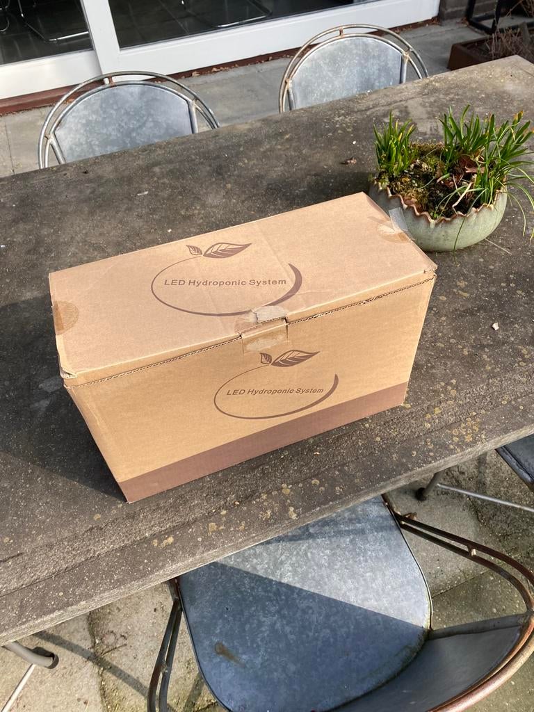 Smart indoor garden / Plantenkweker, Ophalen, Zo goed als nieuw, Kweeklamp