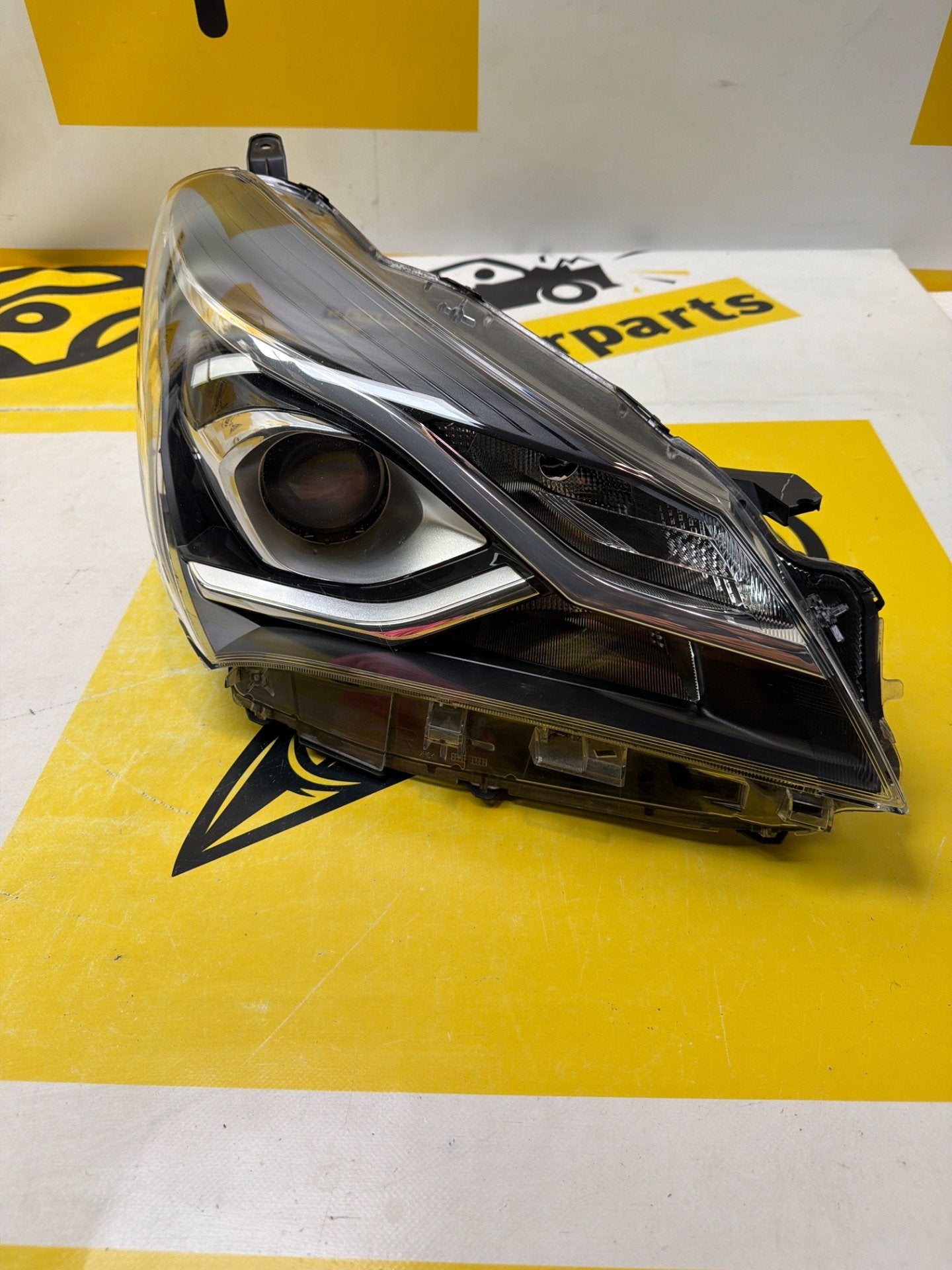 Toyota YARIS Koplamp Rechts origineel Koplamp