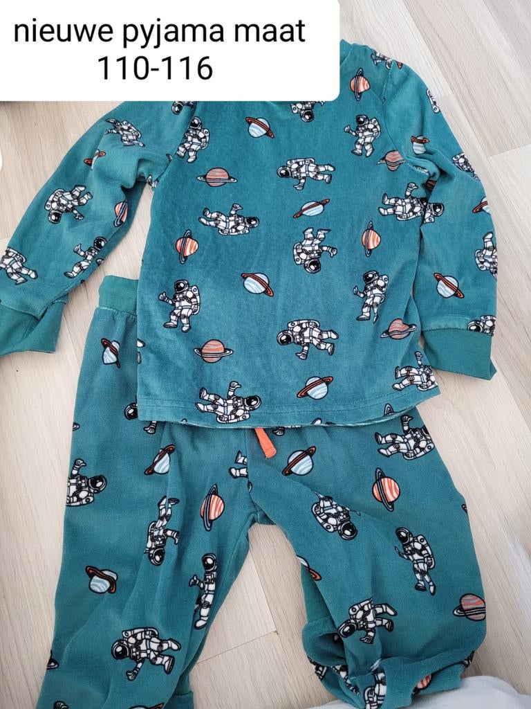 Nieuwe warme pyjama maat 116 met astronautenprint, Kinderen en Baby's, Kinderkleding | Maat 116, Ophalen of Verzenden, Nieuw, Jongen of Meisje