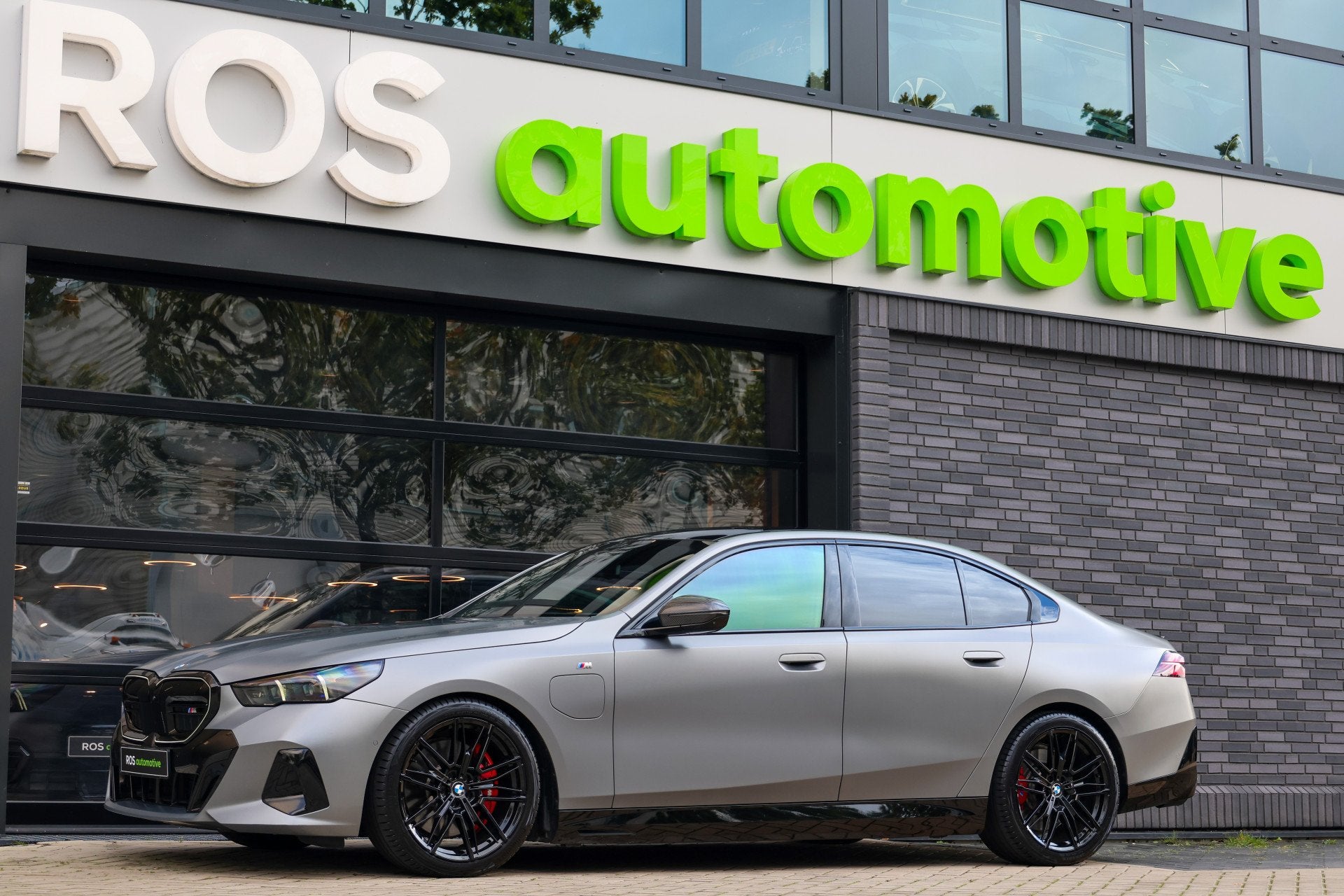 BMW 5 Serie 550e xDrive | BTW! | FULL OPTION! | PANO | B&W |, Auto's, Automaat, Dealer onderhouden, Gebruikt, 2000 kg