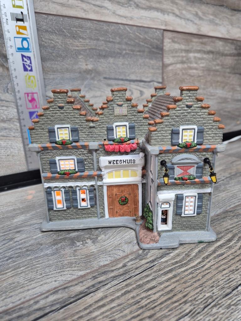 Luville weeshuis originele doos kerstdorp kersthuisjes, Diversen, Kerst, Ophalen of Verzenden, Zo goed als nieuw