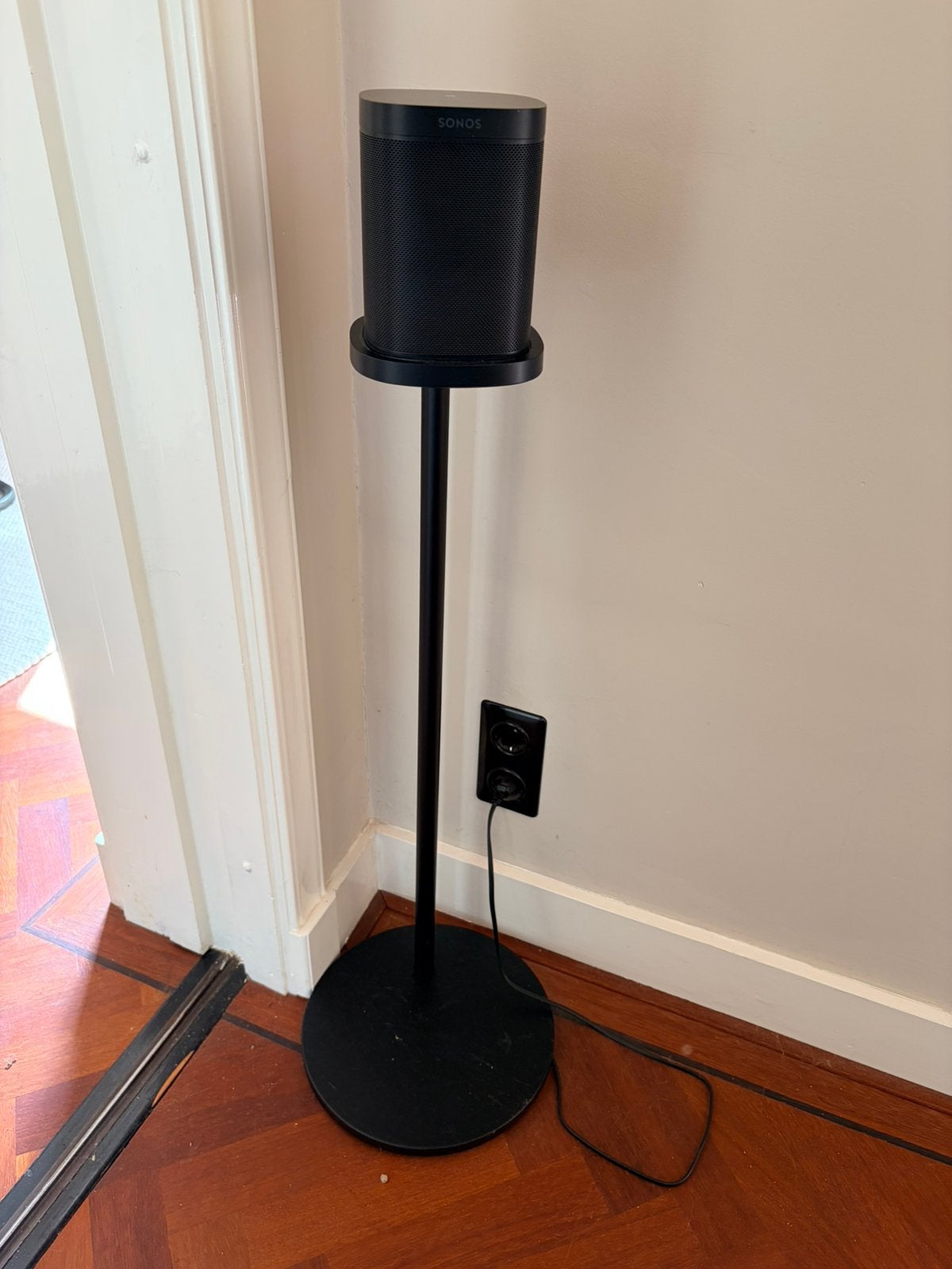 Twee Sonos One speakers met standaard