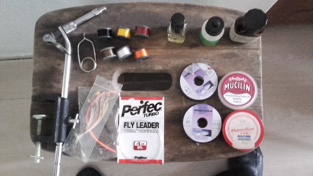 Klem voor vliegvissen met draad,lak,veren., Ophalen of Verzenden, Gebruikt, Complete set
