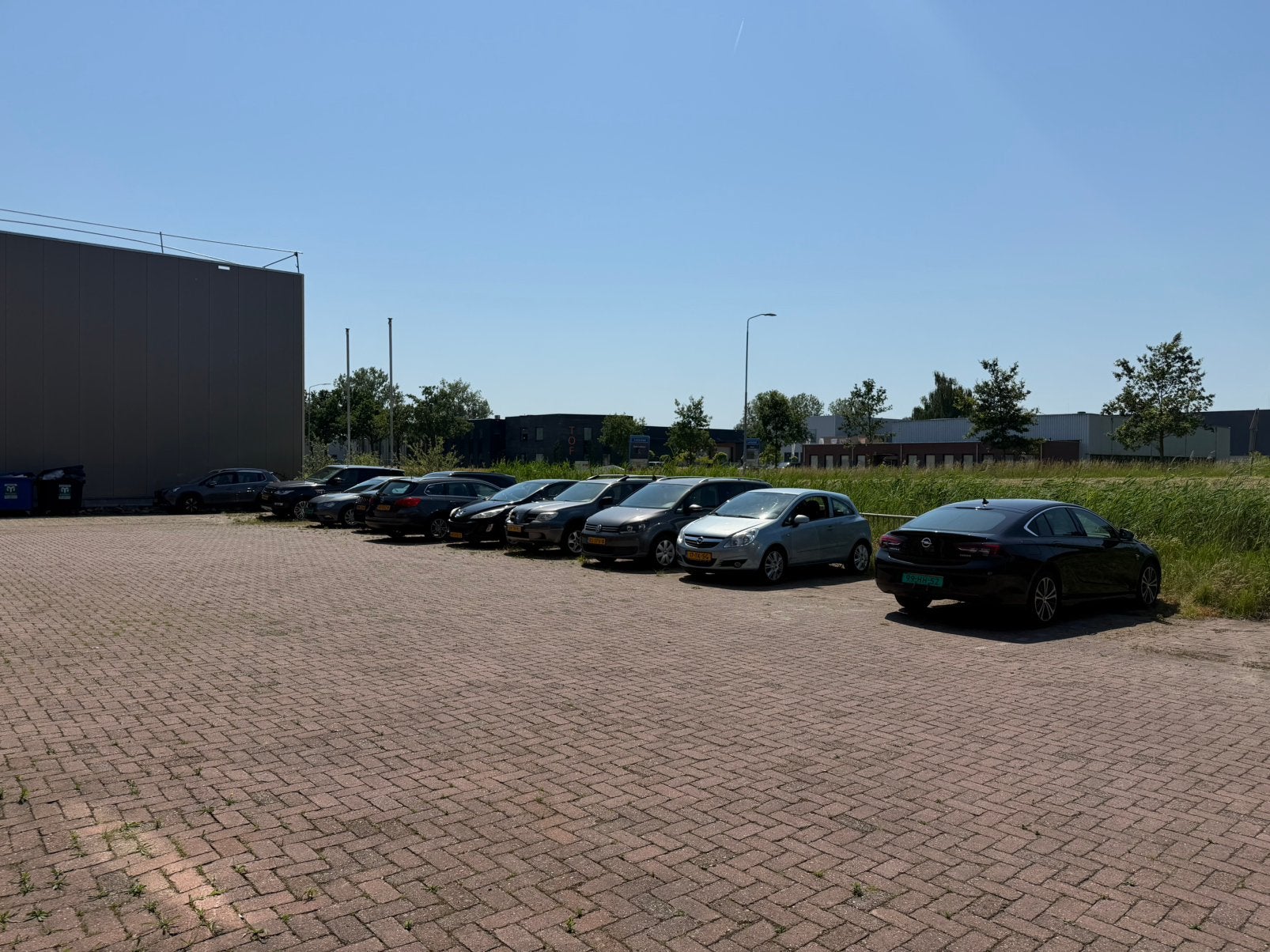 Ruimte te huur in autoshowroom kantoor + parkeerplekken, Huizen en Kamers, Flevoland