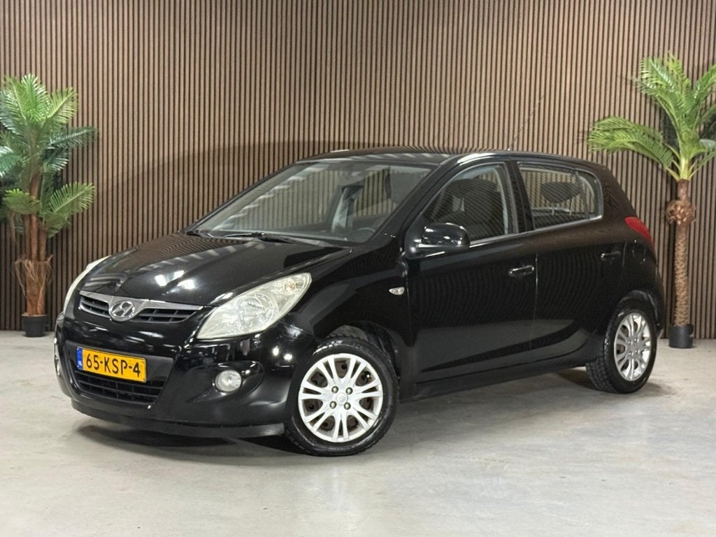 Hyundai i20 1.2i Dynamic nieuw ketting (bj 2010), Auto's, Gebruikt, 31 €/maand, 4 cilinders, Zwart