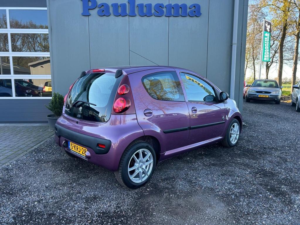 Peugeot 107 1.0 Envy Airco|Bluetooth|Lm-velgen (bj 2013), Auto's, Peugeot, Voorwielaandrijving, Euro 5, Stof, Gebruikt