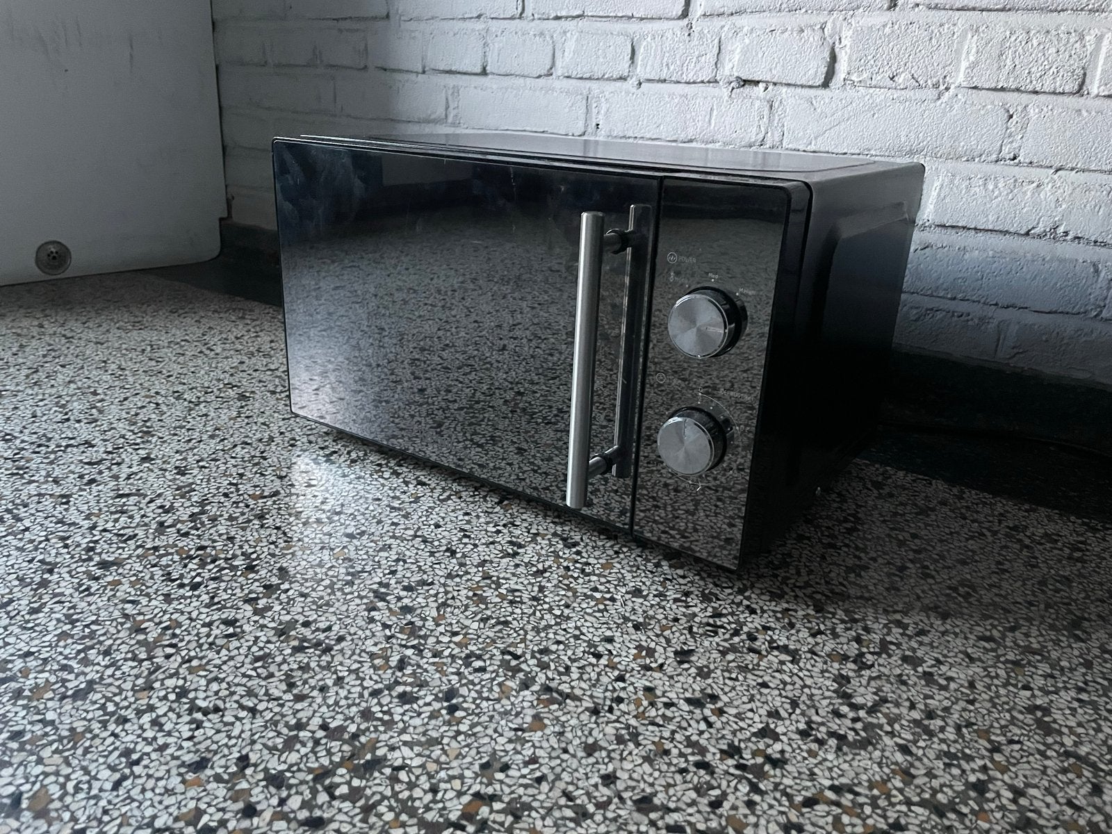 Zwarte vrijstaande magnetron - zo goed als nieuw, Ophalen, Minder dan 45 cm, Draaiplateau, Vrijstaand