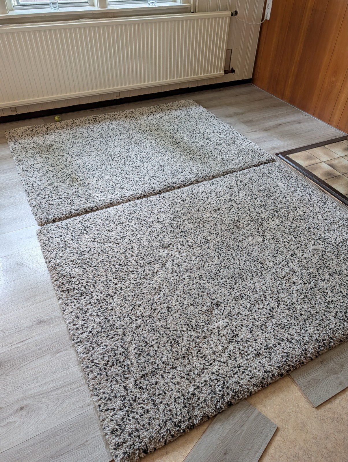 2x IKEA VINDUM vloerkleed, wit/zwart, 133x180 cm, Huis en Inrichting, Ophalen, 100 tot 150 cm, Modern, Shaggy, Zo goed als nieuw